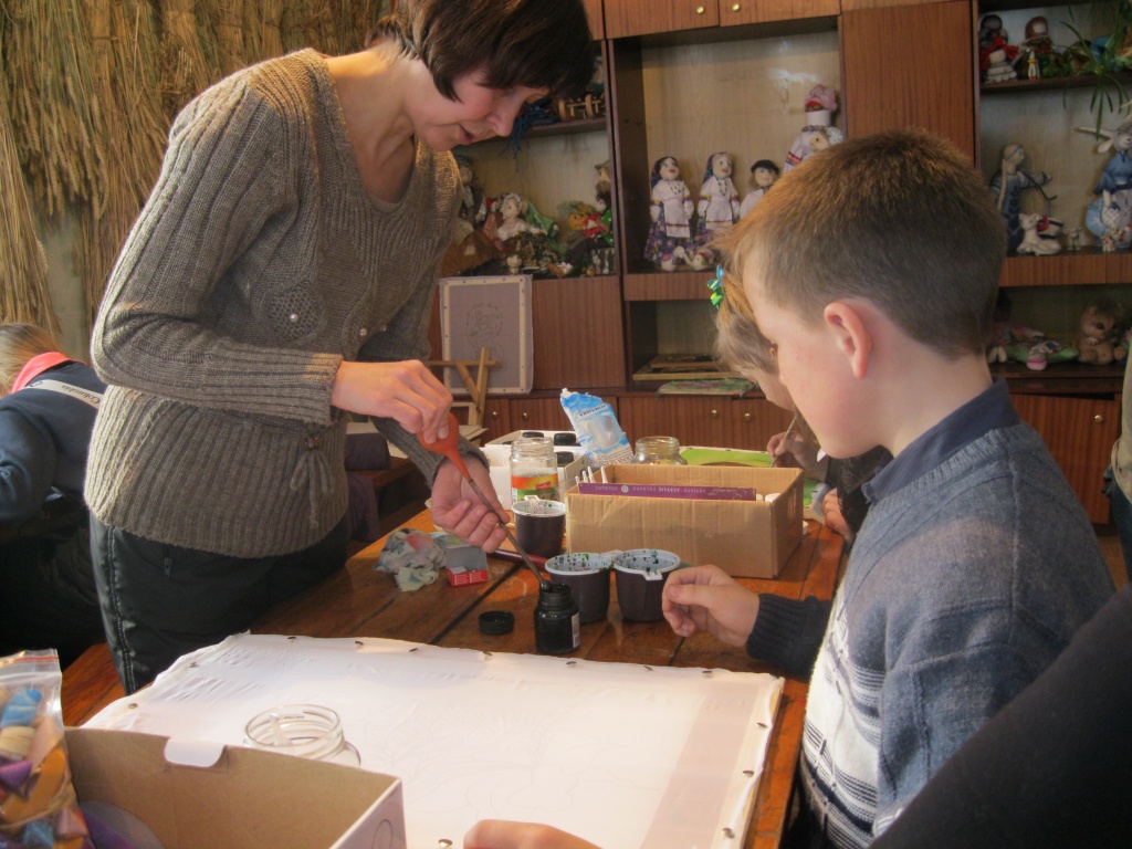 М.Л.Яроменко преподает азы росписи по ткани ( октябрь 2014 г.).jpg